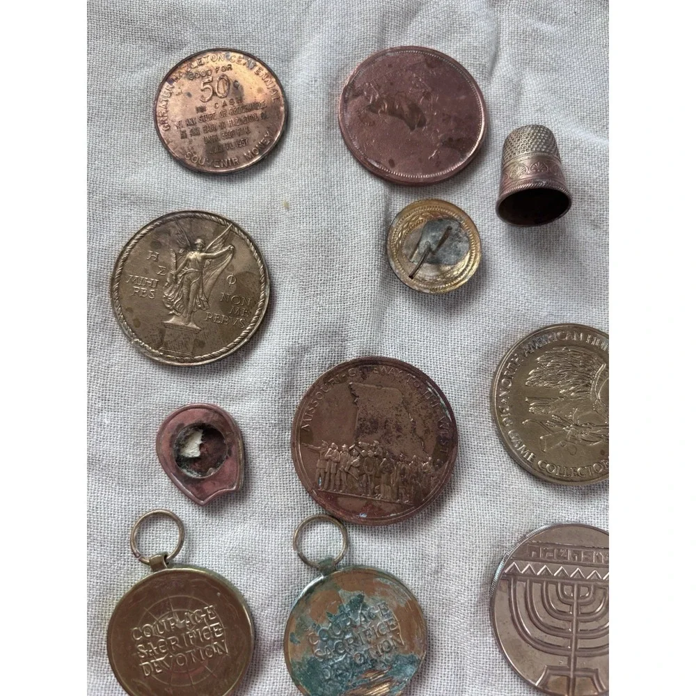Miscellaneous‎ Brass, Copper Commemorative Coins, Assemble A Button. 3743